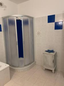 een badkamer met een douche en een wastafel bij Residence Il Fiocco in San Vincenzo