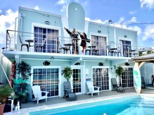 Luxury Villa Salgado في Tierras Nuevas Poniente: سيدتان واقفتان على شرفة منزل مع مسبح
