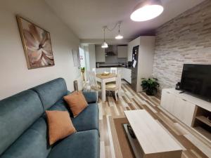 salon z niebieską kanapą i stołem w obiekcie Alojamiento en Villamayor w mieście Villamayor