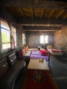 Uma área de estar em Tizintest LA HAUTE VUE 2100M - Hôtel Restaurant