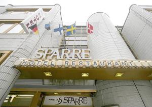 una facciata di un edificio con un cartello sopra di Hotel Sparre a Porvoo