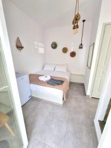 a bedroom with a bed and a tiled floor at Joannes Vacation Rooms in Adamas