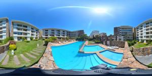 una piscina en un complejo de apartamentos en Reñaca Park 1, en Viña del Mar