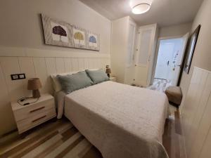 um quarto com uma cama, um candeeiro e uma janela em Alojamiento en Villamayor em Villamayor