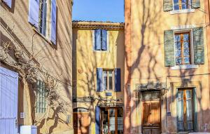 cień budynku po stronie ulicy w obiekcie Stunning Apartment In Villes Sur Auzon w mieście Villes-sur-Auzon +13 zdjęć