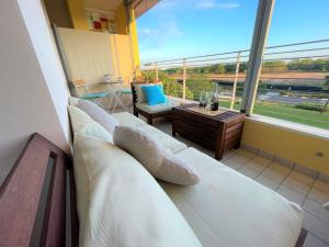 Calilla Home-appartamento Scirocco في غرادو: غرفة بها كنبتين ونافذة كبيرة