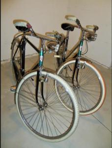 twee fietsen staan naast een muur geparkeerd bij Calilla Home-appartamento Scirocco in Grado