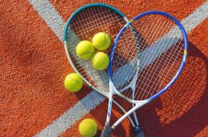 Calilla Home-appartamento Scirocco في غرادو: مجموعة من كرات التنس على مضرب تنس