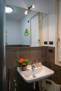 een badkamer met een wastafel en een spiegel bij ISEO SMILE house in Iseo