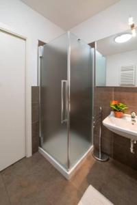 een badkamer met een douche en een wastafel bij ISEO SMILE house in Iseo