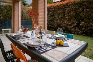 een zwarte tafel met borden en wijnglazen erop bij ISEO SMILE house in Iseo +13 foto's