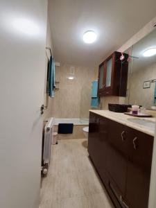 ビジャマヨールにあるAlojamiento en Villamayorのバスルーム(洗面台、トイレ付)が備わります。