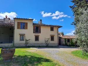 una vista exterior de una casa con patio en Sunshine Suites, en Florencia