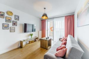 Televízia a/alebo spoločenská miestnosť v ubytovaní Apartament Słońce i Plaża Kołobrzeg