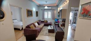 - un salon avec un canapé et un lit dans l'établissement Flora's Boutique Apartment at the heart of Corfu, à Corfou