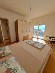 a large bedroom with two beds and a window at Indijano Apartment in Ohrid