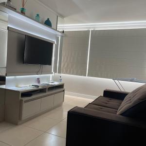 a living room with a tv and a couch at Apartamento aconchegante novo in Bento Gonçalves