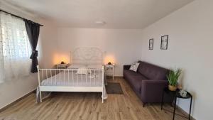 Postel nebo postele na pokoji v ubytování Apartmani Tolj + 37 fotografií