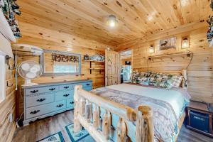 - une chambre avec un lit dans une cabane en rondins dans l'établissement Lake Adventures, à Greenville