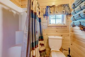 La salle de bains est pourvue de toilettes et d'une fenêtre. dans l'établissement Lake Adventures, à Greenville