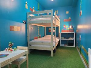 1 dormitorio con litera en una habitación con escritorio en ☆ NintendMeaux ☆ Disneyland ☆ Family ☆ Quite ☆ Netflix & Disney+ ☆, en Meaux