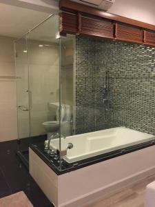 a bathroom with a bath tub and a toilet at The Crest Santora Huahin 4 Fl H(Monthly rate) in Hua Hin
