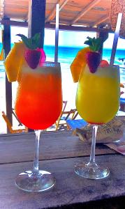 twee cocktails in glazen met fruit op een tafel bij Hotel and Beach Club Escape Holbox in Holbox Island