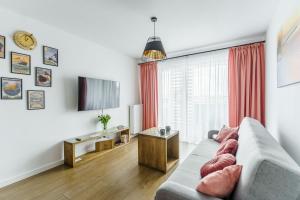 Televízia a/alebo spoločenská miestnosť v ubytovaní Apartament Słońce i Plaża Kołobrzeg