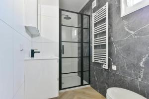 een badkamer met een douche, een toilet en een wastafel bij De Goudiep Eco Lodge in Ermelo