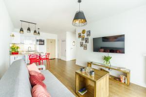 Televízia a/alebo spoločenská miestnosť v ubytovaní Apartament Słońce i Plaża Kołobrzeg