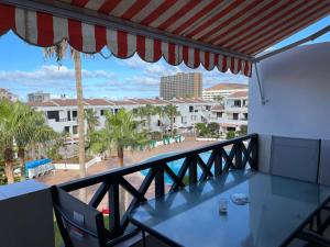 balkon ze stołem i widokiem na miasto w obiekcie Under The Lime, beautiful apartment Los Cristianos w mieście Los Cristianos