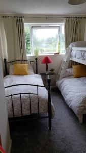- une chambre avec 2 lits superposés et une fenêtre dans l'établissement Family house with ceiling hoist & wet room, à Bishops Tachbrook