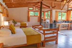 a bedroom with two beds and a kitchen in a room at Rio Chirripo in Rivas