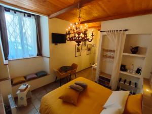 sypialnia z dużym łóżkiem i żyrandolem w obiekcie Dal Podestà w mieście San Gemini