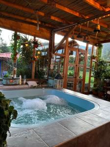 una piscina en una casa con techo de madera en Casa Campestre EL CAPRICHO Fúquene en Fúquene