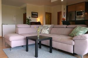 uma sala de estar com um sofá e uma mesa em Panorama Apartment Sagres *Pool* em Sagres