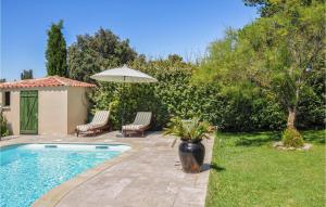 una piscina con 2 sillas y una sombrilla en un patio en Stunning Home In Vedne With Wifi, en Vedène