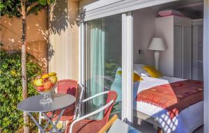Un balcón con una cama y una mesa con un bol de fruta en Stunning Home In Vedne With Wifi, en Vedène