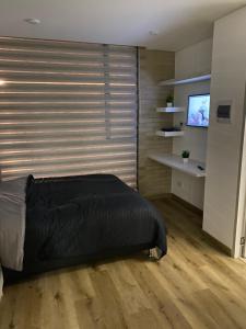Un pat sau paturi într-o cameră la 5924 LOFT