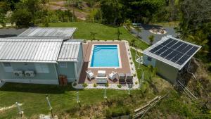 una vista aérea de una casa con paneles solares en Bello Amanecer Guest House with Private Pool, en Anasco