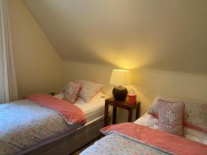 Tempat tidur dalam kamar di Mountroyal Victorian Self Catering Apartment 2