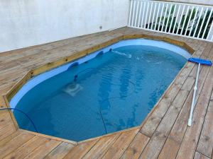 einen kleinen Pool auf einer Terrasse mit Holzboden in der Unterkunft Puy Castele Hotel Tiberias in Tiberias