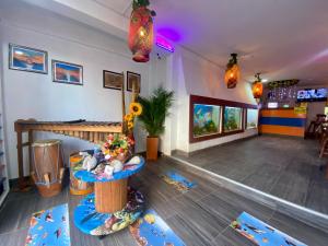sala de estar con alfombras en el suelo y luces en Acuarios Hostal, en Playa Ladrilleros