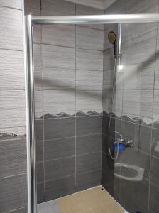 ducha con puerta de cristal y lavamanos en Stay N play, en Estambul