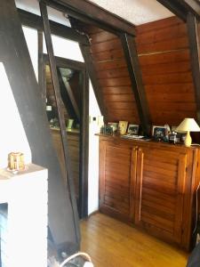 Gornji ZvečajにあるMrežnički doživljajの木製のドアとウッドフロアの客室です。