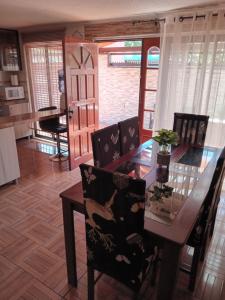une salle à manger avec une table et des chaises en verre dans l'établissement La casa di Gio, à Santiago