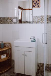 Bilik mandi di Vacation home with large garden in Sani's forest +20 gambar
