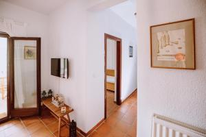 Televisyen dan/atau pusat hiburan di Vacation home with large garden in Sani's forest