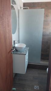 W łazience znajduje się biała umywalka i lustro. w obiekcie Dúplex 2 Luján de Cuyo w mieście Lujan de Cuyo