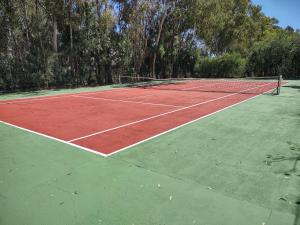 Tenis lub squash w obiekcie Puerto Banus Apartment near beachfront, big sunny terrace, pool, tennis court, parking & movies projector lub w pobliżu